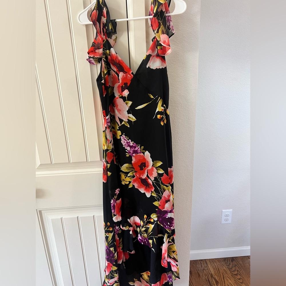 Cute floral lulus dress. Never worn. Perfect for spring.